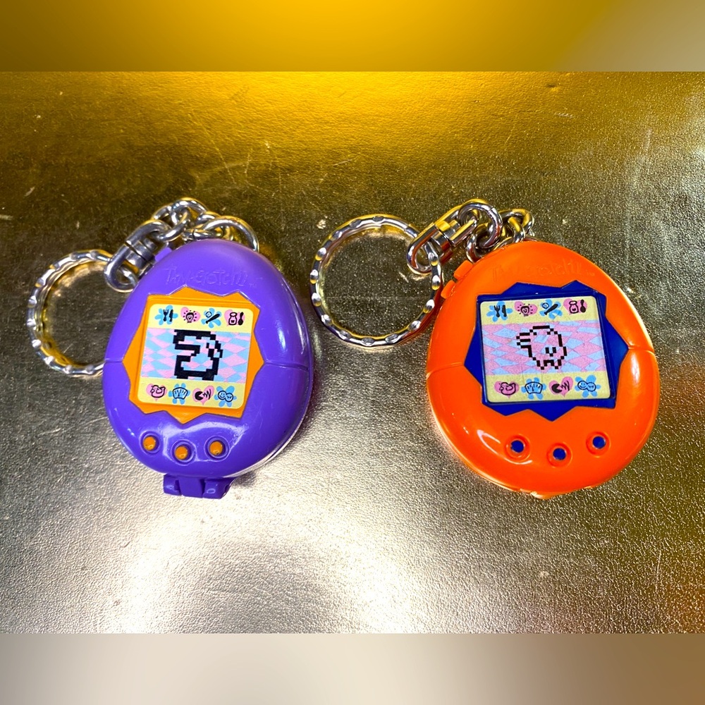 VTG 1997 TAMAGOTCHI KEYCHAINS MCDONALD’S PURPLE & ORANGE  TOYS BUNDLE OF 2